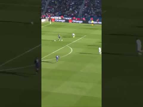 1er BUT HUGO EKITIKE PSG