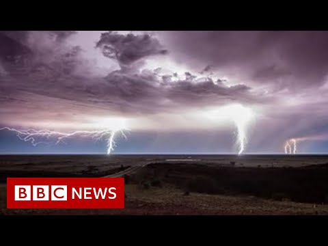 オーストラリアの干ばつ。アウトバックの壮大な嵐を捉える - BBC ニュース (Australia drought: Capturing spectacular storms in the outback - BBC News)