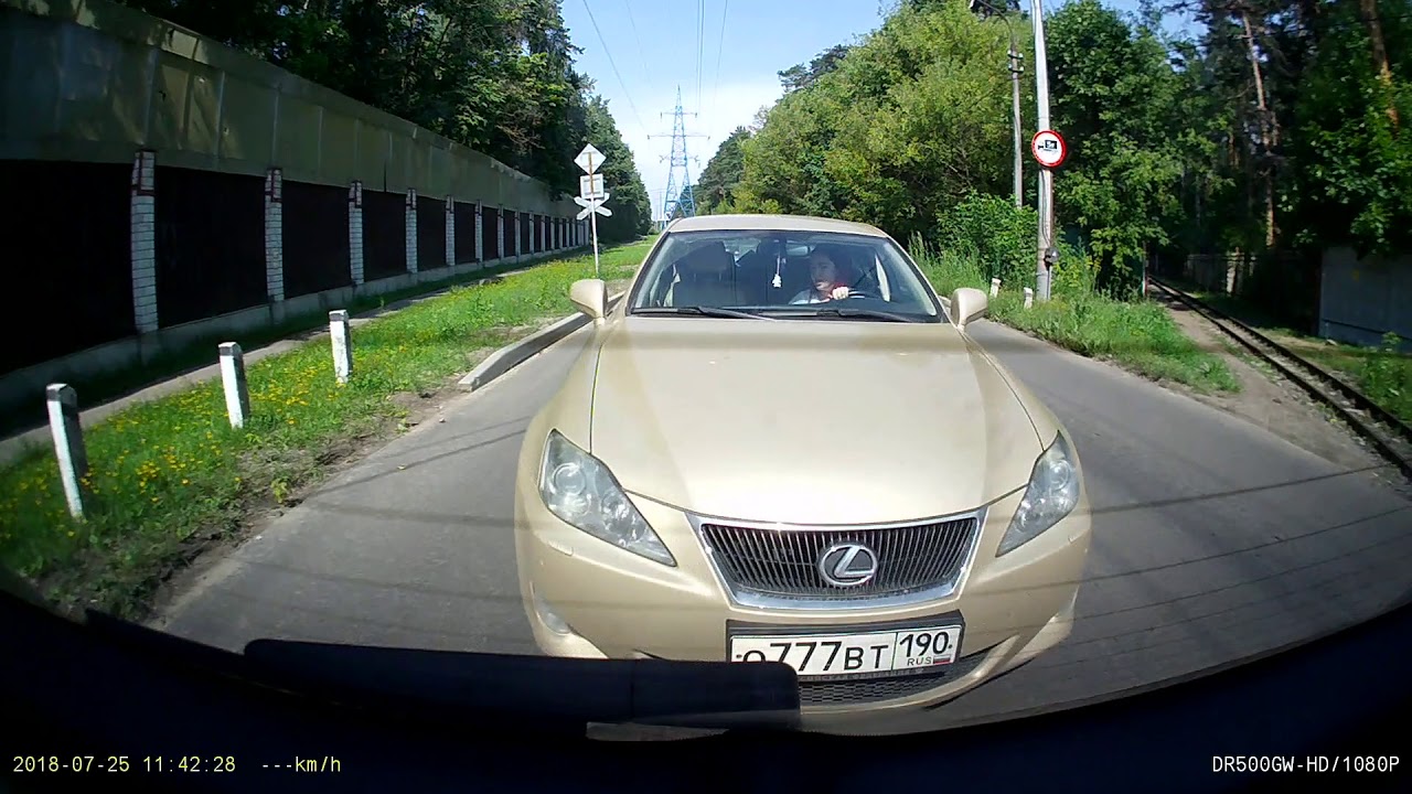 Девушка за рулем Lexus немного отвлеклась...