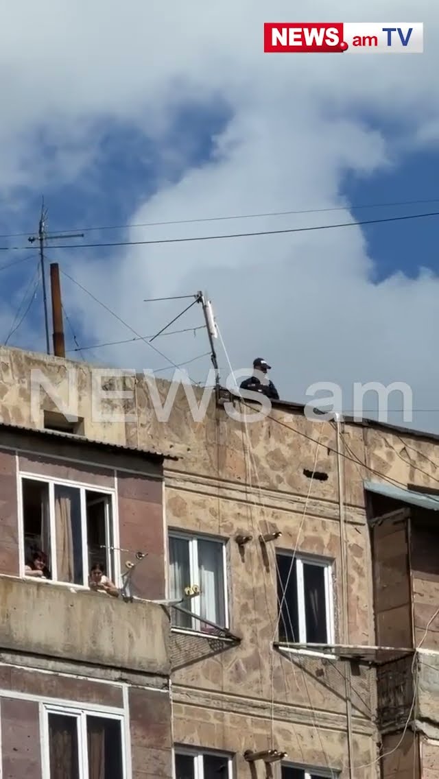 Իրավապահները Բյուրեղավանի շենքերի տանիքներին սպասում են Փաշինյանին