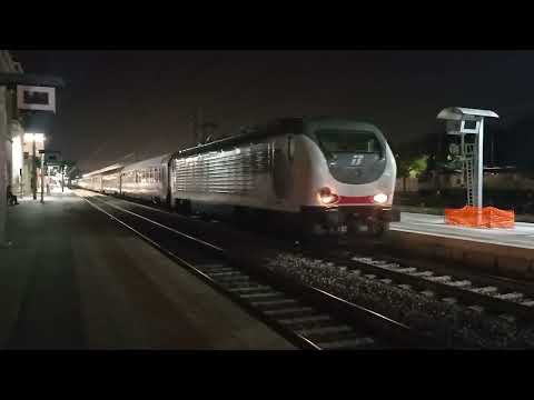 intercitynotte 754 Lecce Torino con doppia simmetrica di e402b in partenza da Barletta