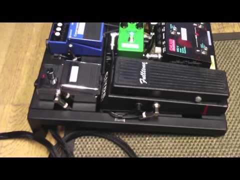 Euge Valovirta with Custom Boards pedalboard (in Finnish)