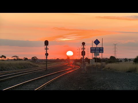 Sunset At Gheringhap & 1MP2 Freight Train At Night (2/4/2023) - PoathTV Australian Railways
