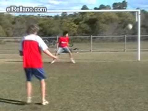 Bola na trave e bolada na cara