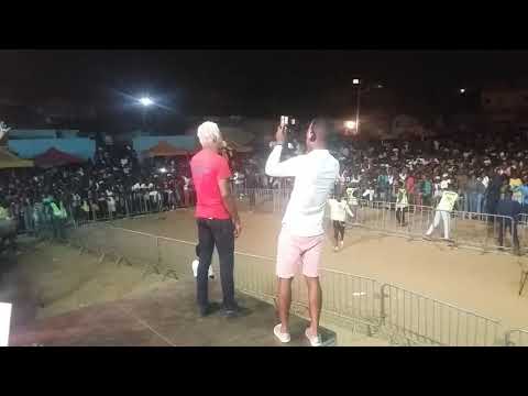 Nagrelha no palco do festival do distrito urbano do Ngola kiluange