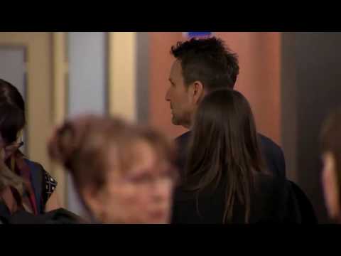 エリック・サルヴェールの裁判での証言：歯切れのいい履歴書 (Éric Salvail témoigne à son procès: Un CV passé au peigne fin)