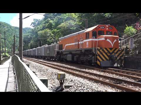 台鐵 7527次 水泥粉單元貨列 本務R174柴電機車+補機E312電力機車 三貂嶺通過 / TRA EMD G22-CU+helper:GE E42C leading cement hoppers