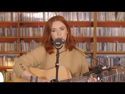 Laura Oakes - 'Learn To Be Lonely Again' | #UnderTheAppleTree