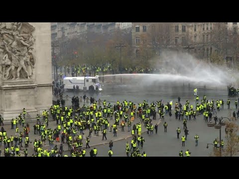 "Желтые жилеты" против полиции в Париже