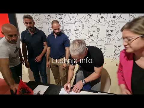 Momenti firmosjes,Trajnieri Kombëtares Shqiptare Silvinjo nga sot është banor i Lushnjes