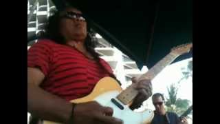 Duke&#39;s on a Sunday with Henry Kapono