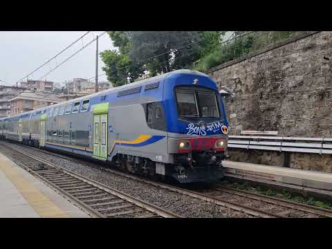 Vivalto in partenza dalla stazione di Genova Sturla