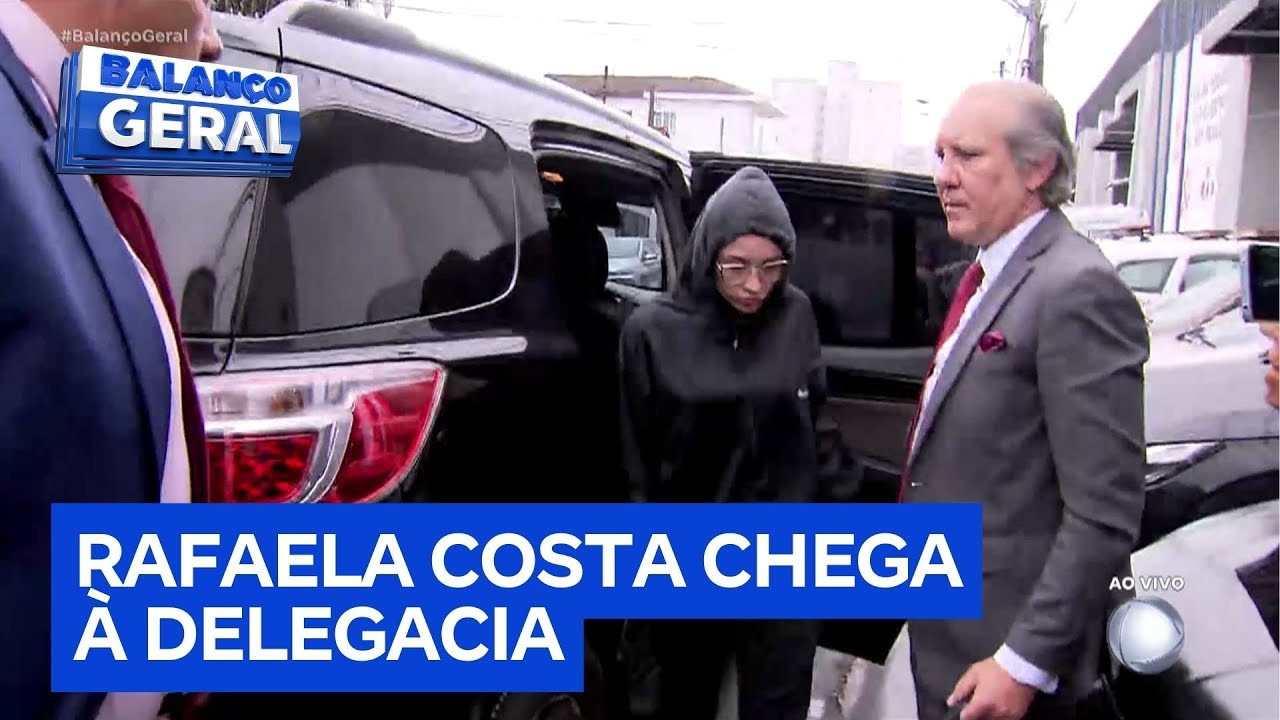 Mulher foragida por suposto envolvimento na morte do marido chega à delegacia