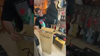 Video thumbnail for Unboxing Fender Traditional 60 Mustang Limited Edition Run Reverse Head RW 3TS Made In Japan by Musicarte Conegliano Strumenti Musicali