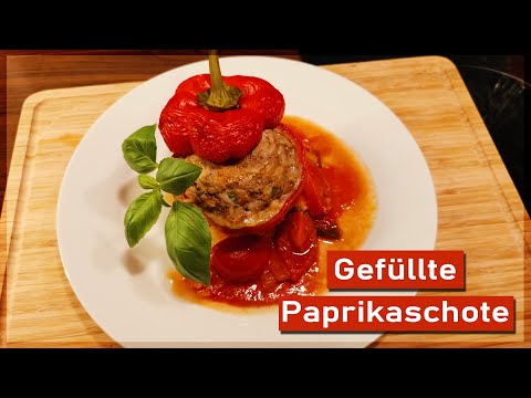 Gefüllte Paprika mit Hackfleisch und Reis in Tomatensauce