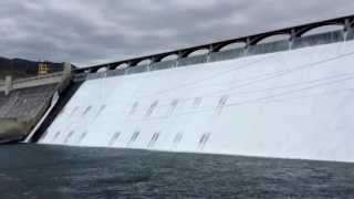 preview picture of video 'Early spill at Grand Coulee Dam'