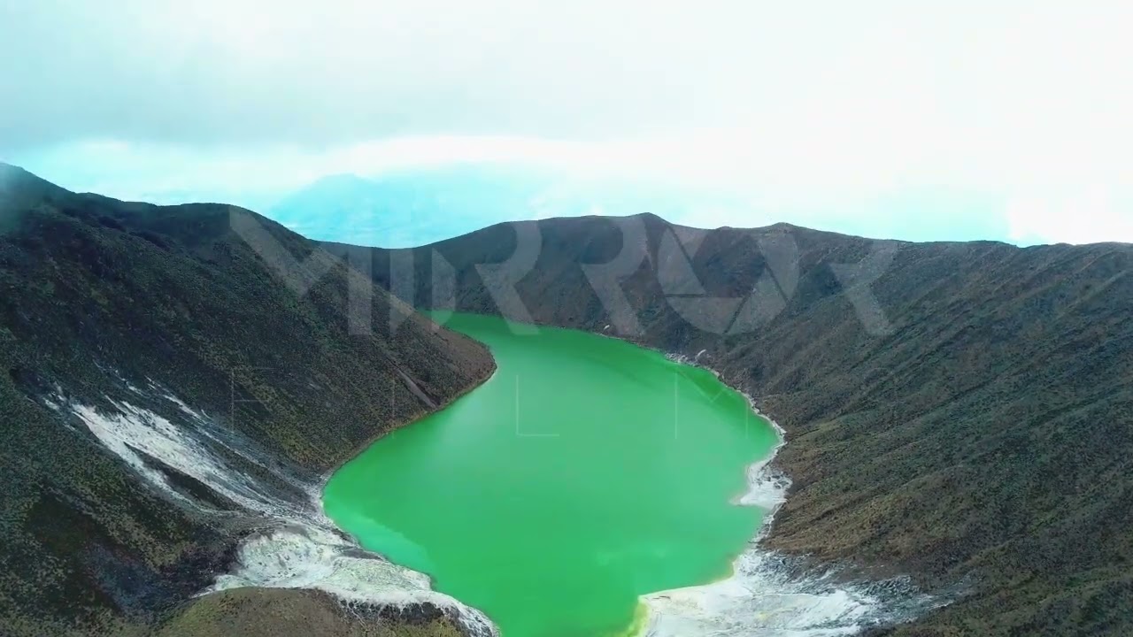 La Laguna Verde del volcán Azufral