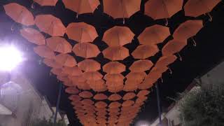 e-fu-cosi-che-spunto-un-cielo-di-ombrelli