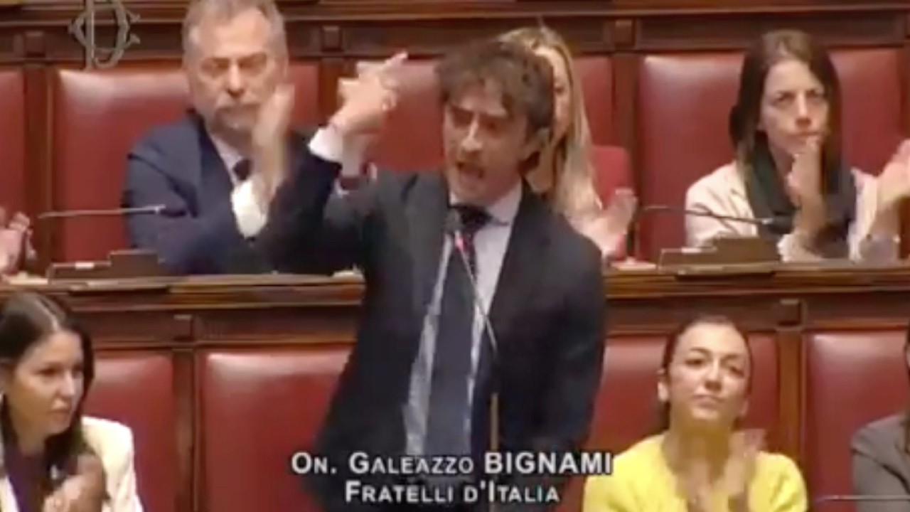 BIGNAMI SENZA FRENI: "CONTE SMASCHERATO, IN PIAZZA CONTRO USA E A TAVOLA CON l'AMICO DI TRUMP"1/4/26