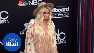 Kesha arrives in western get up to the 2018 Billboard Awards - Daily Mail