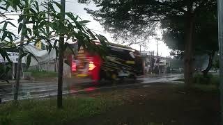 Download lagu Setiap Kendaraan Lewat, Ada Takdir yang Bergerak mp3