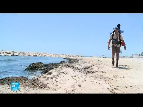 ناشط بيئي يقطع سواحل تونس على قدميه للتوعية بأهمية المحافظة على البيئة البحرية