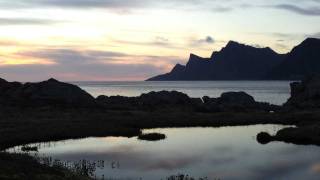 preview picture of video 'The sun at it's lowest point during Midnight Sun @ Ramberg, Lofoten, Norway'