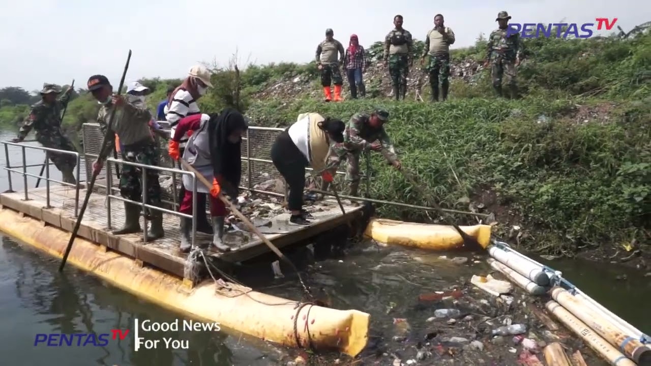 BANYAK SAMPAH, MAHASISWA PARTISIPASI BERSIHKAN SUNGAI CITARUM SEKTOR 6