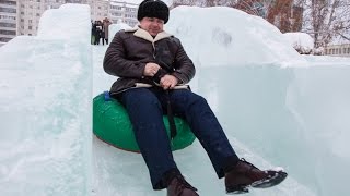 На безопасность проверено: заммэра скатился с ледяной горки в Томске