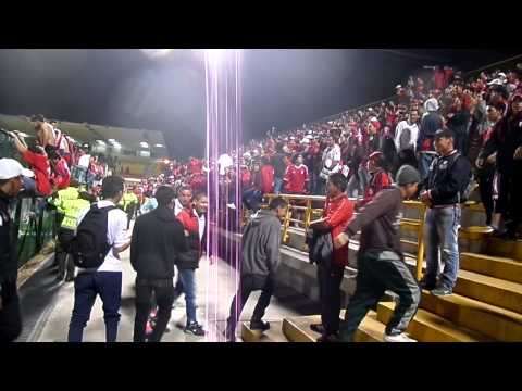 "Disturbio rojo bogota 2015" Barra: Disturbio Rojo Bogotá • Club: América de Cáli
