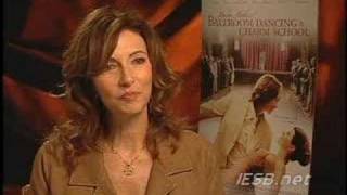 Семіз әйел аузына сиынып жатыр