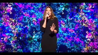 Carle Bruni chante &quot;Quelqu&#39;un m&#39;a dit&quot;
