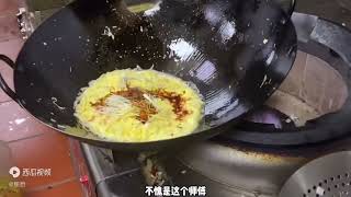 500元一天的90后替班厨师，做了一道锅塌双鲜，老板提出宝贵意见