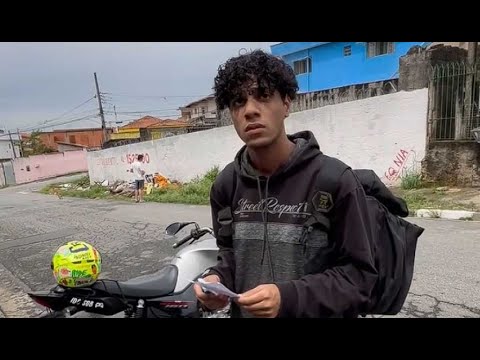 Milionário dá moto a jovem entregador por seu grande coração 😭 Sua história nos fez chorar