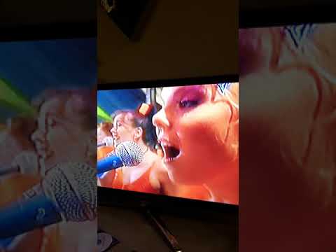 Saskia Guyonne #saskiaguyonne met het nmr Hounddog in TV programma " Het dak raf..." van Veronica