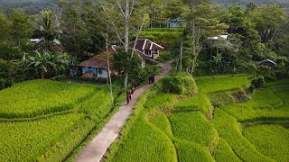 Download lagu Masyaallah Luar Biasa‼️ Pesona Kampung Sunda Dari Atas Indah | Diiringi Kacapi Suling Degung Sunda mp3