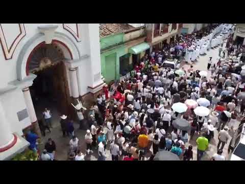 Desfile en Ituango Antioquia Acompañando Despojos Mortales de Monseñor Ernesto Gomez  al Cementerio