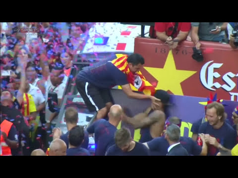 Xavi shoves Neymar during Barcelona Champions League parade