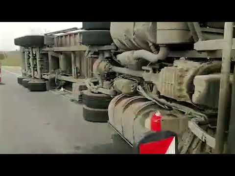 Un TIR cu floarea soarelui, rãsturnare spectaculoasã pe DE 581!