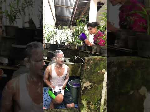 lagi-mandi-di-kerjain-sama-emak