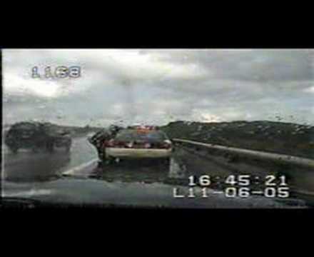 Incidente con poliziotto preso in pieno. Vivo per miracolo.