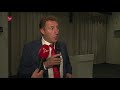 Gedeputeerde Harold Hofstra spreekt boeren in het provinciehuis toe