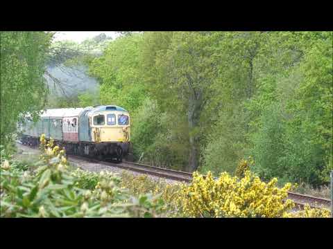 33111 leaving river Frome bridge 7th May 2022