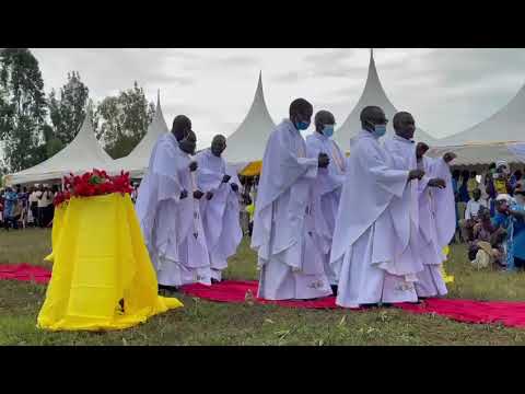 Rev Fr Isaac Oyugi celebrating home thanksgiving Mass at home mirogi