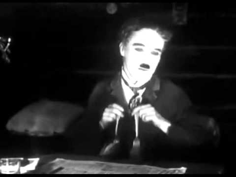 Charles Chaplin  baila  con  panecillos
