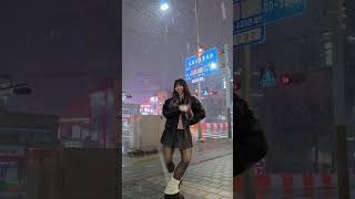 Download lagu It's snowing!!!!!!! ❄️ Had to do this trend 😅🤍 #firstsnow #EXO #shorts mp3