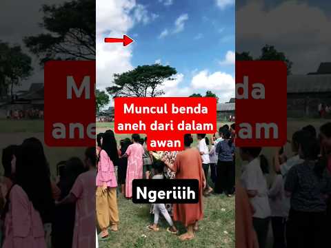 Heboh! benda aneh muncul dari dalam awan #shorts #objekaneh #ufo #alien