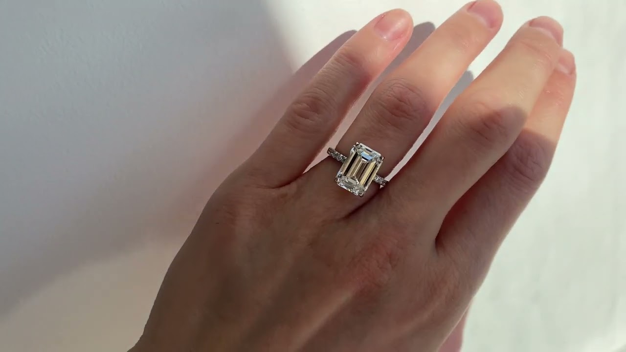 Bague de fiançailles en diamant taille émeraude