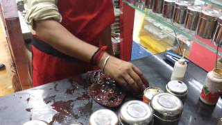 preview picture of video 'Paras Pan, Vadodara / Baroda Gujarat. Making Calcutti Sada, delicious digestif with Betel nut..'
