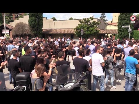 Firenze,in duemila per l'ultimo saluto a Duccio Dini: il lungo applauso d'addio